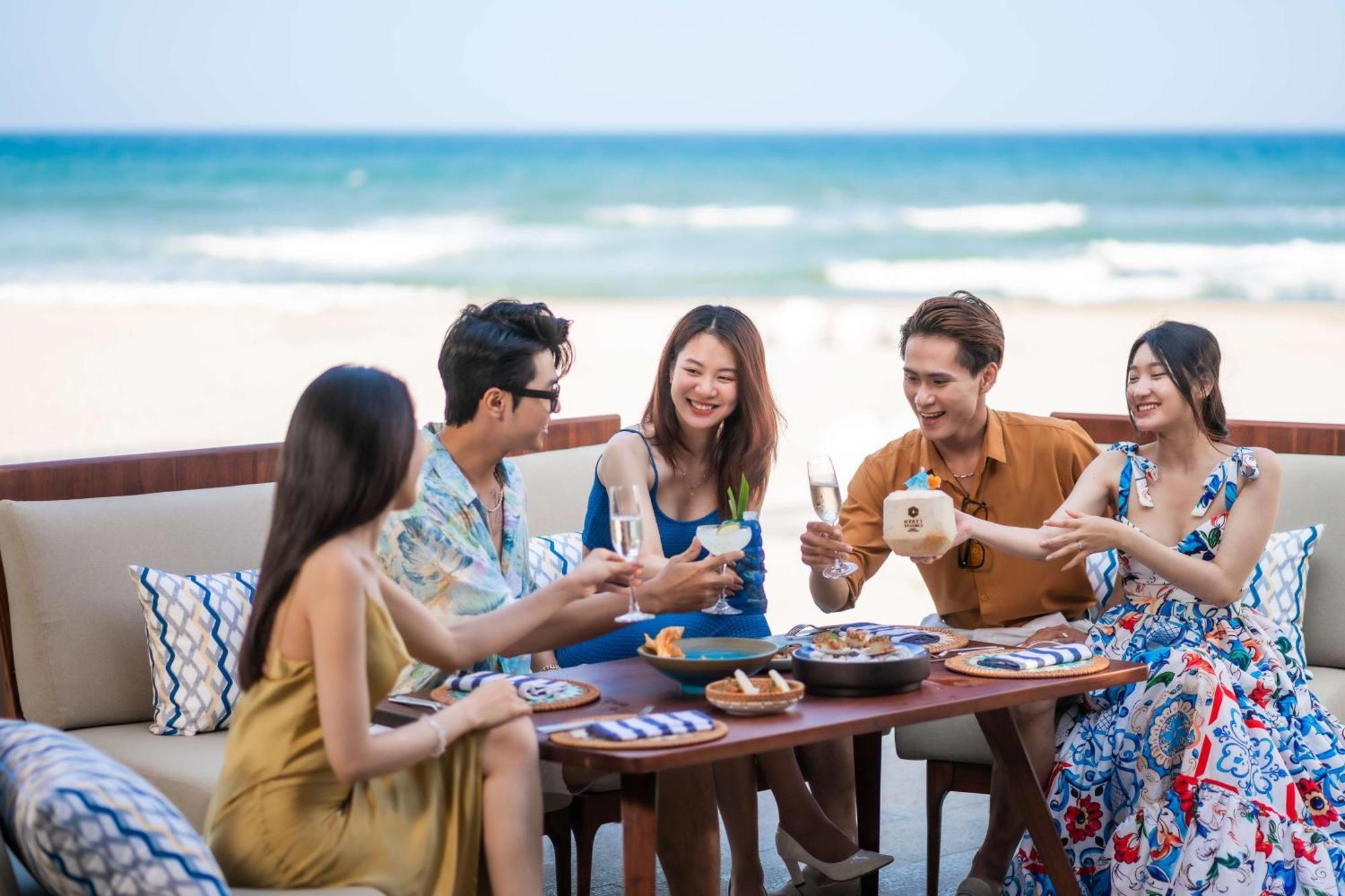 Hyatt Regency Danang Resort And Spa Buitenkant foto A group of tourists in Nha Trang