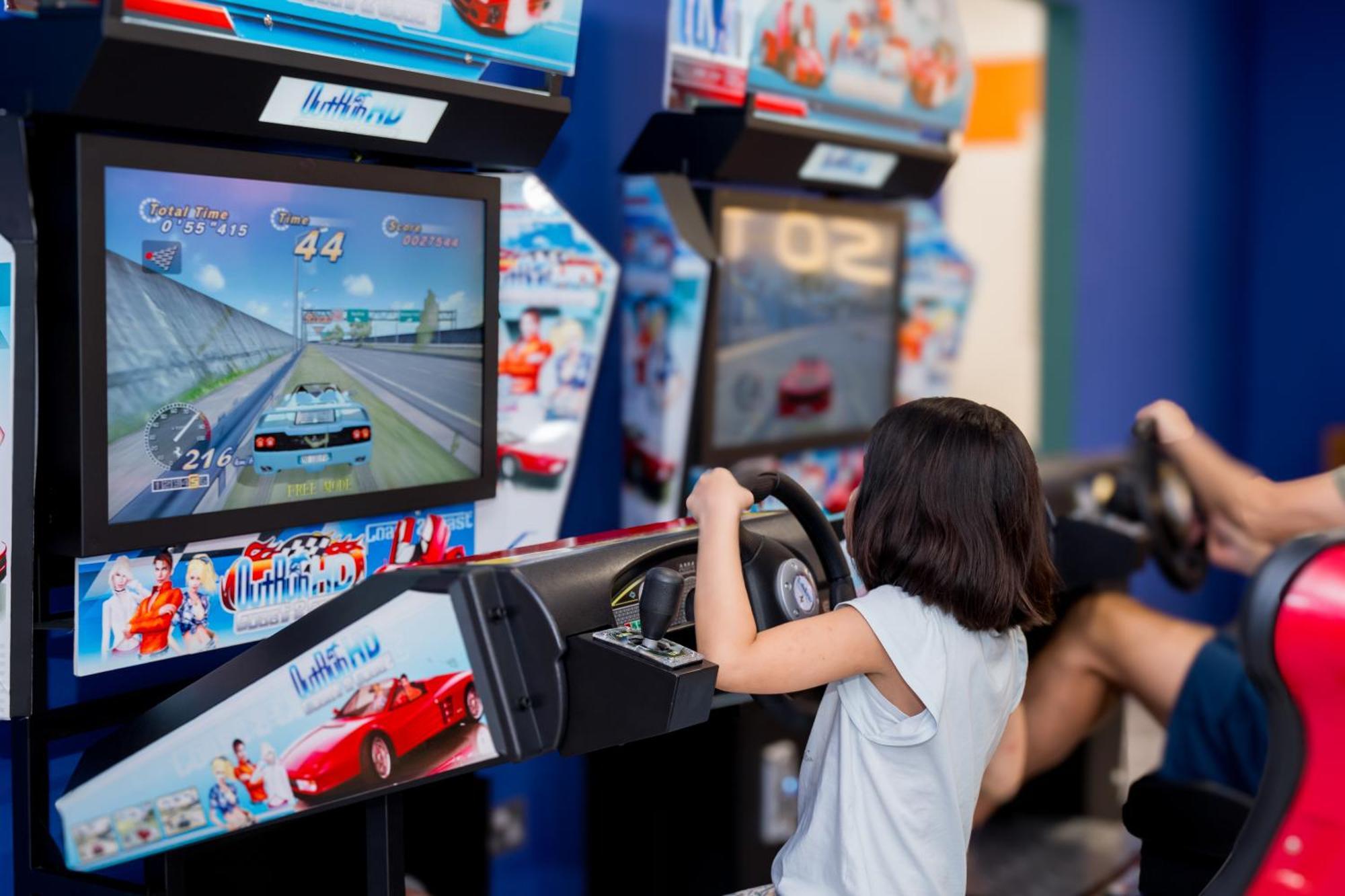 Hyatt Regency Danang Resort And Spa Buitenkant foto A girl playing a racing game