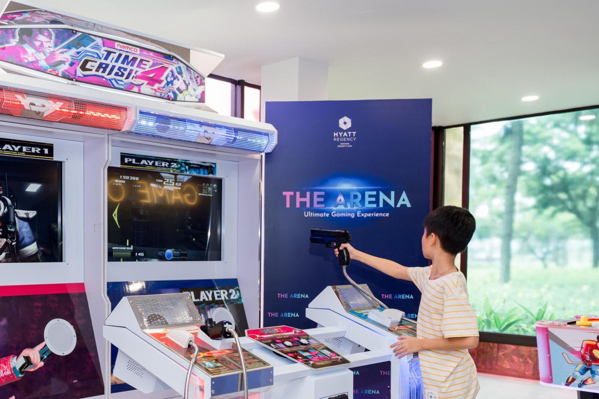 Hyatt Regency Danang Resort And Spa Buitenkant foto A child playing a shooting game